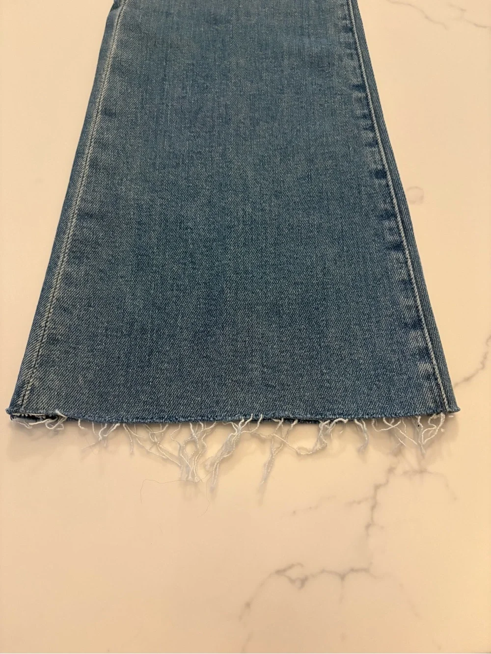 MOTHER  The Weekender Fray Jeans in Glow Up